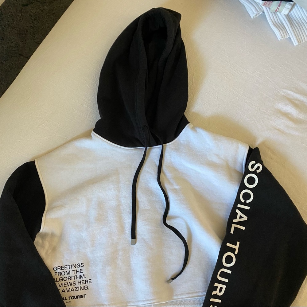 Hollister Social Tourist Cropped Hoodie - Picture 2 of 3